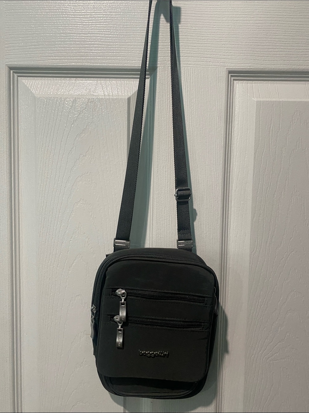 🆕🩶Baggallini RFID Journey Crossbody, Gray